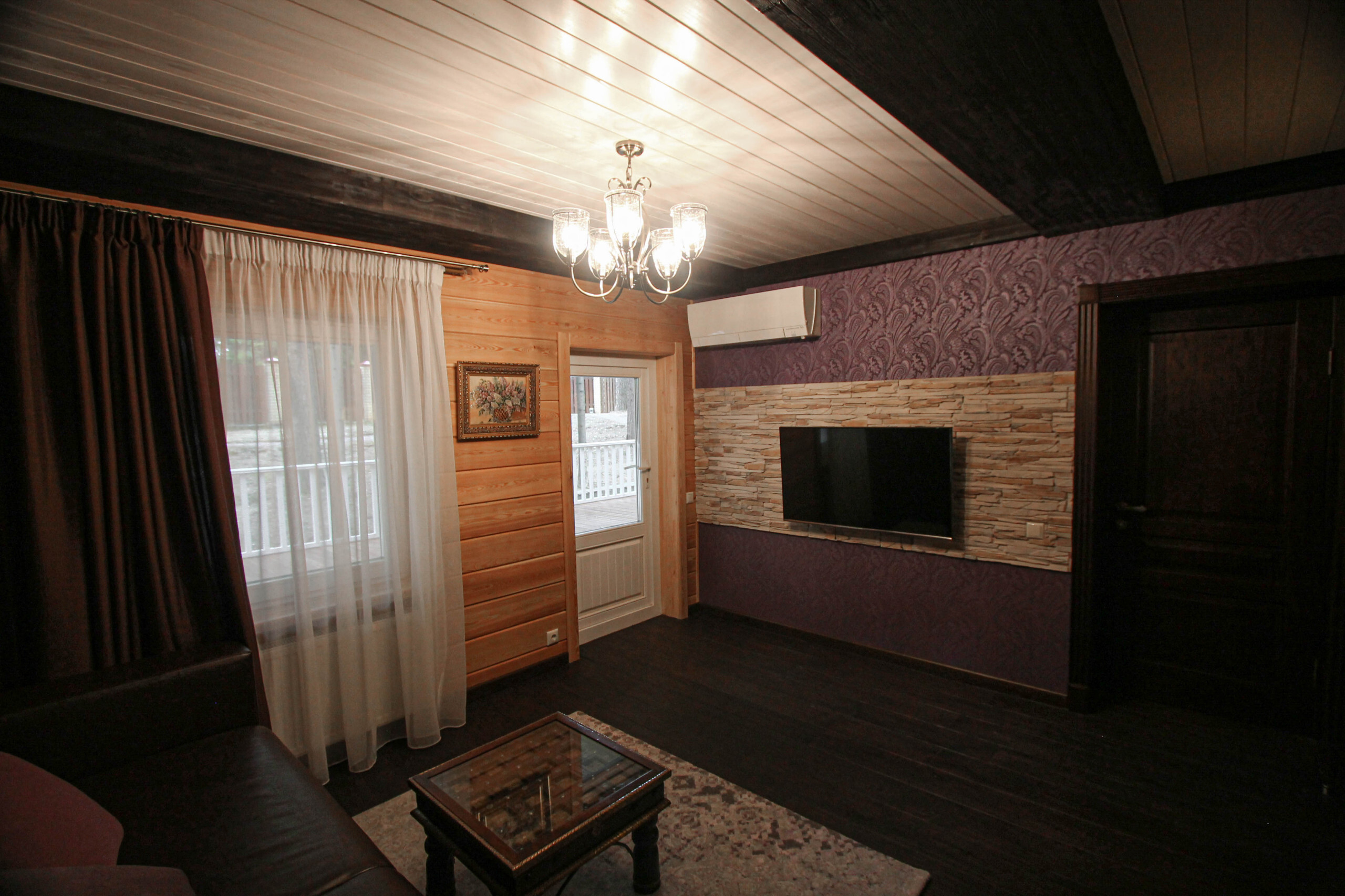 Интерьер спальни с в деревянном доме в стиле кантри и в стиле фьюжн