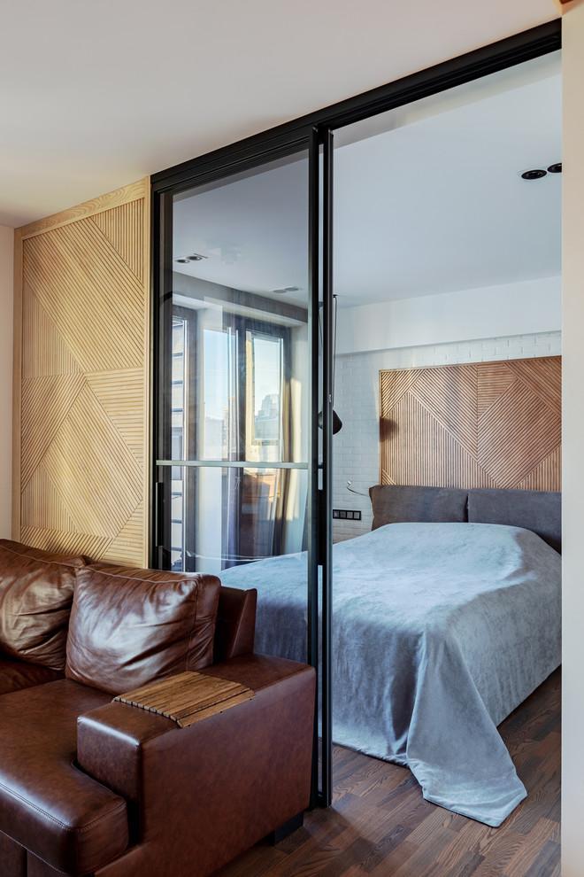 Интерьер спальни с зонированием, без дверей, перегородкой раздвижной и зеркалом на двери в современном стиле и в стиле лофт