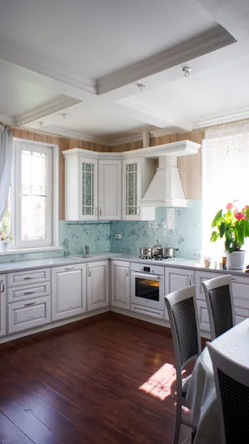 Интерьер кухни с окном и угловой кухней в провансе смотреть на Basicdecor