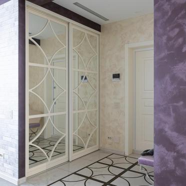 Интерьер с зеркалом на двери  смотреть на Basicdecor