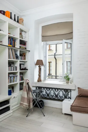 Интерьер с окном и жалюзи в современном стиле смотреть на Basicdecor
