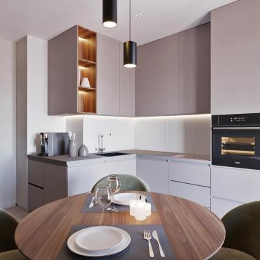 Интерьер кухни cветильниками над столом  смотреть на Basicdecor