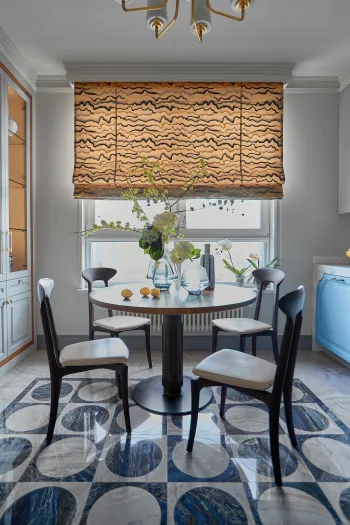 Интерьер кухни с жалюзи в неоклассике смотреть на Basicdecor