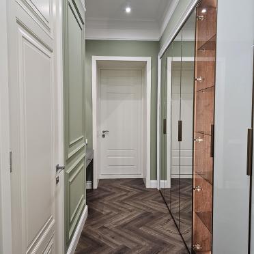 Интерьер прихожей с проходной и зеркалом на двери  смотреть на Basicdecor