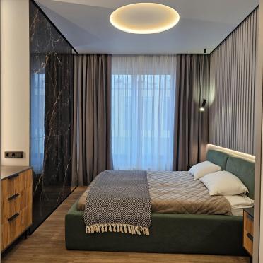 Интерьер спальни cветильниками над кроватью и с подсветкой  смотреть на Basicdecor