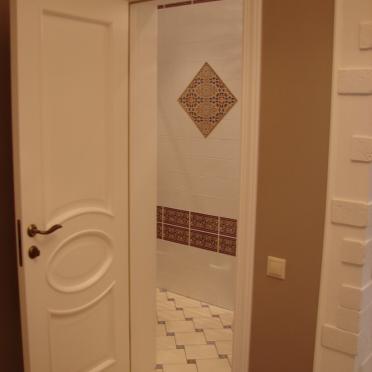 Интерьер коридора с зеркалом на двери в неоклассике смотреть на Basicdecor
