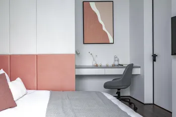 Интерьер спальни с кроватью в нише и акцентной стеной за кроватью  смотреть на Basicdecor