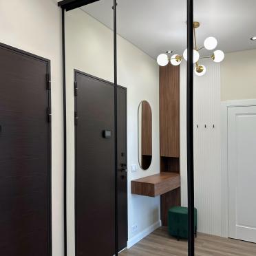 Интерьер прихожей с проходной и зеркалом на двери  смотреть на Basicdecor