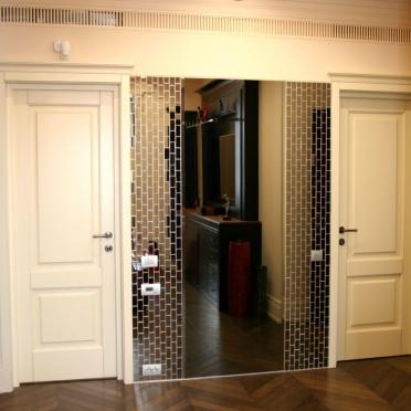 Интерьер спальни с зеркалом на двери  смотреть на Basicdecor
