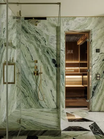 Интерьер ванной с душевой из плитки  смотреть на Basicdecor