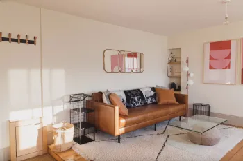 Интерьер гостиной с зеркалом над диваном  смотреть на Basicdecor