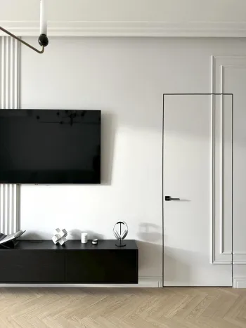 Интерьер гостиной с зеркалом на двери и дверными жалюзи  смотреть на Basicdecor