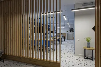 Интерьер офиса с зонированием рейками  смотреть на Basicdecor