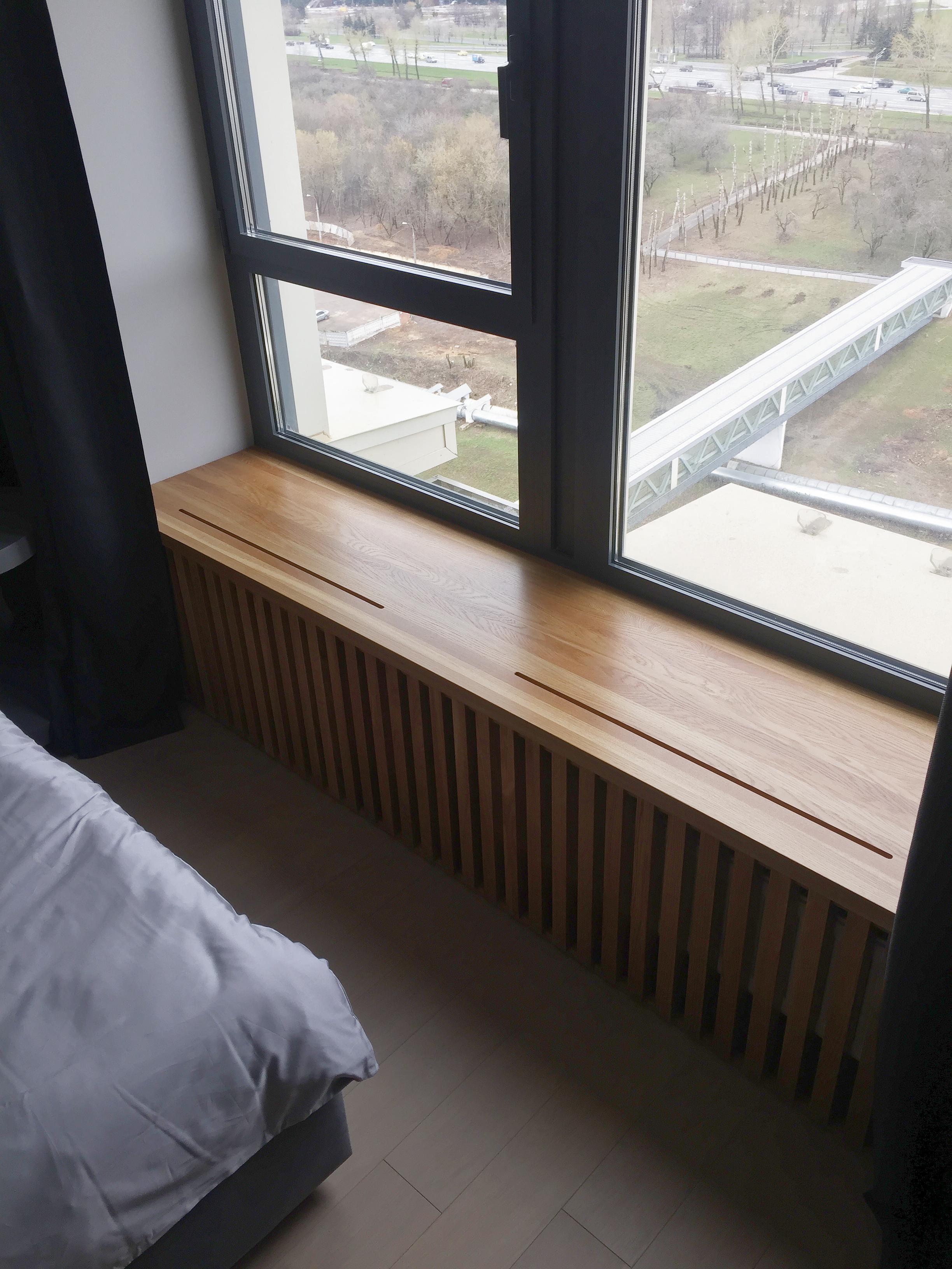 Интерьер спальни с окном и балконом