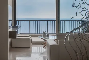 Интерьер балкона с окном и балконом в современном стиле смотреть на Basicdecor