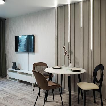Интерьер гостиной с жалюзи и с подсветкой  смотреть на Basicdecor