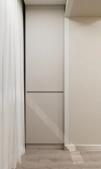 Интерьер с зеркалом на двери, шкафом у кровати и дверными жалюзи  смотреть на Basicdecor