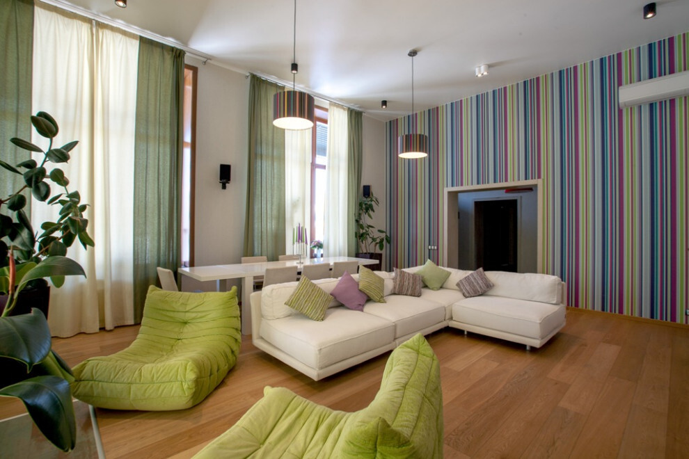Интерьер гостиной с искусственным газоном в современном стиле