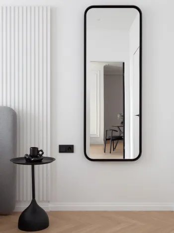 Интерьер спальни с зеркалом на двери  смотреть на Basicdecor