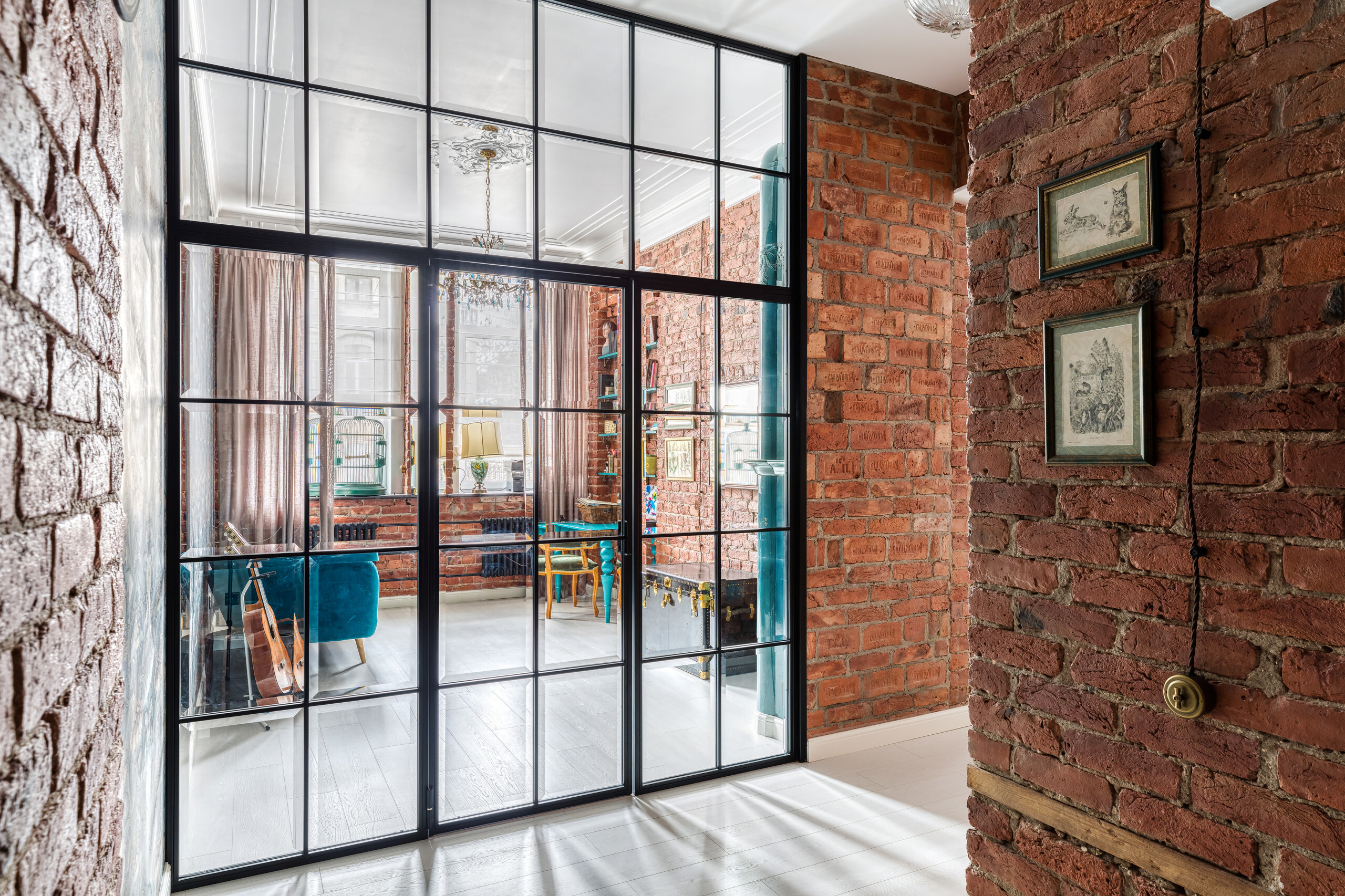 Интерьер коридора с перегородкой, стеклоблоками, окном и перегородкой раздвижной в стиле лофт и ретро
