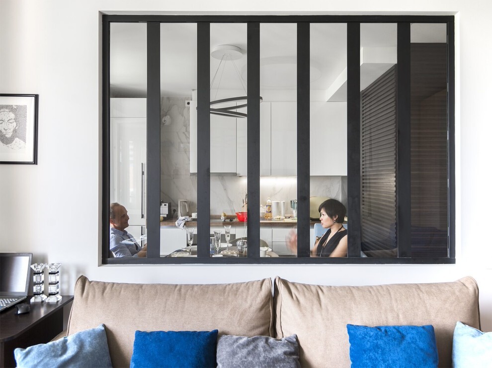 Интерьер с перегородкой, окном, зонированием рейками, перегородкой раздвижной и зеркалом на двери в современном стиле