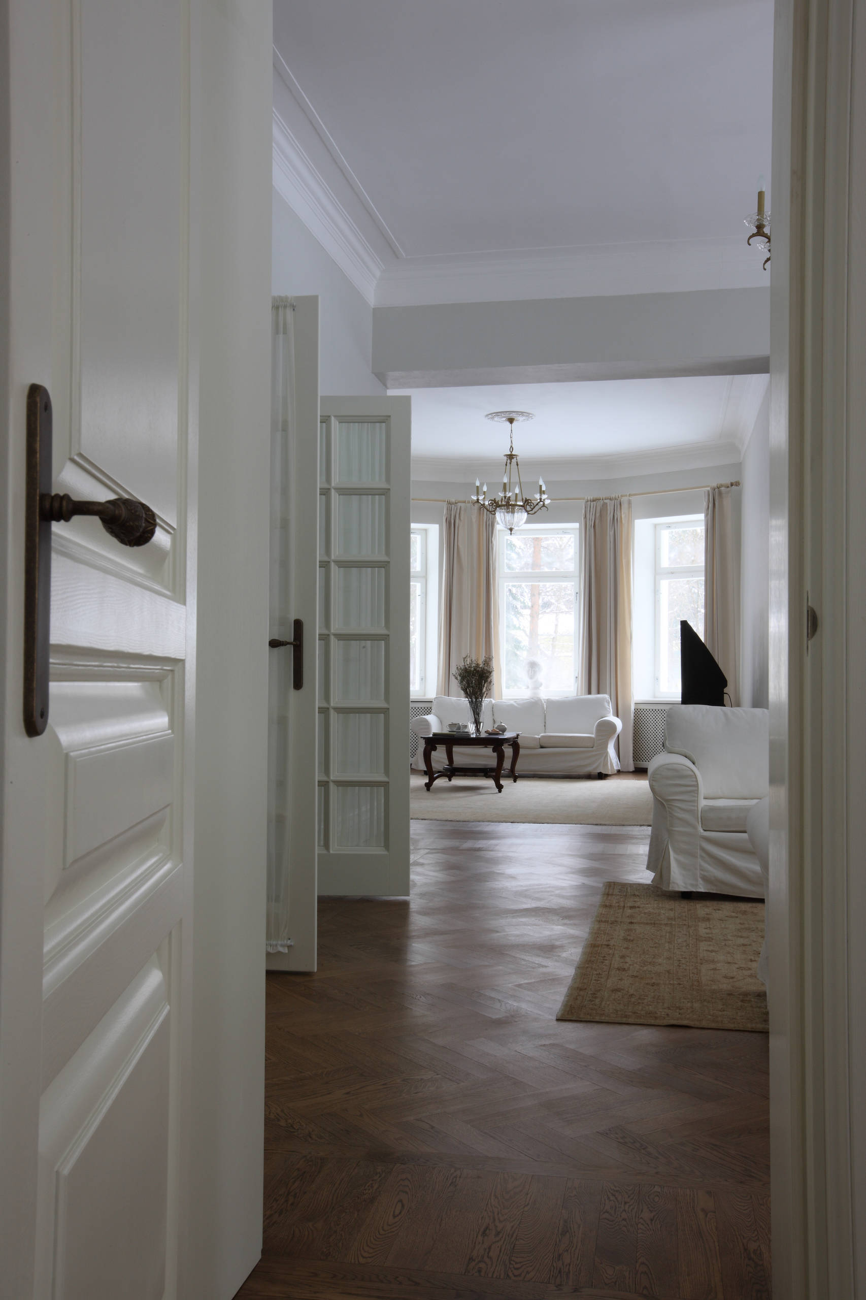 Интерьер коридора с шкафами вокруг двери и дверными жалюзи в классическом стиле