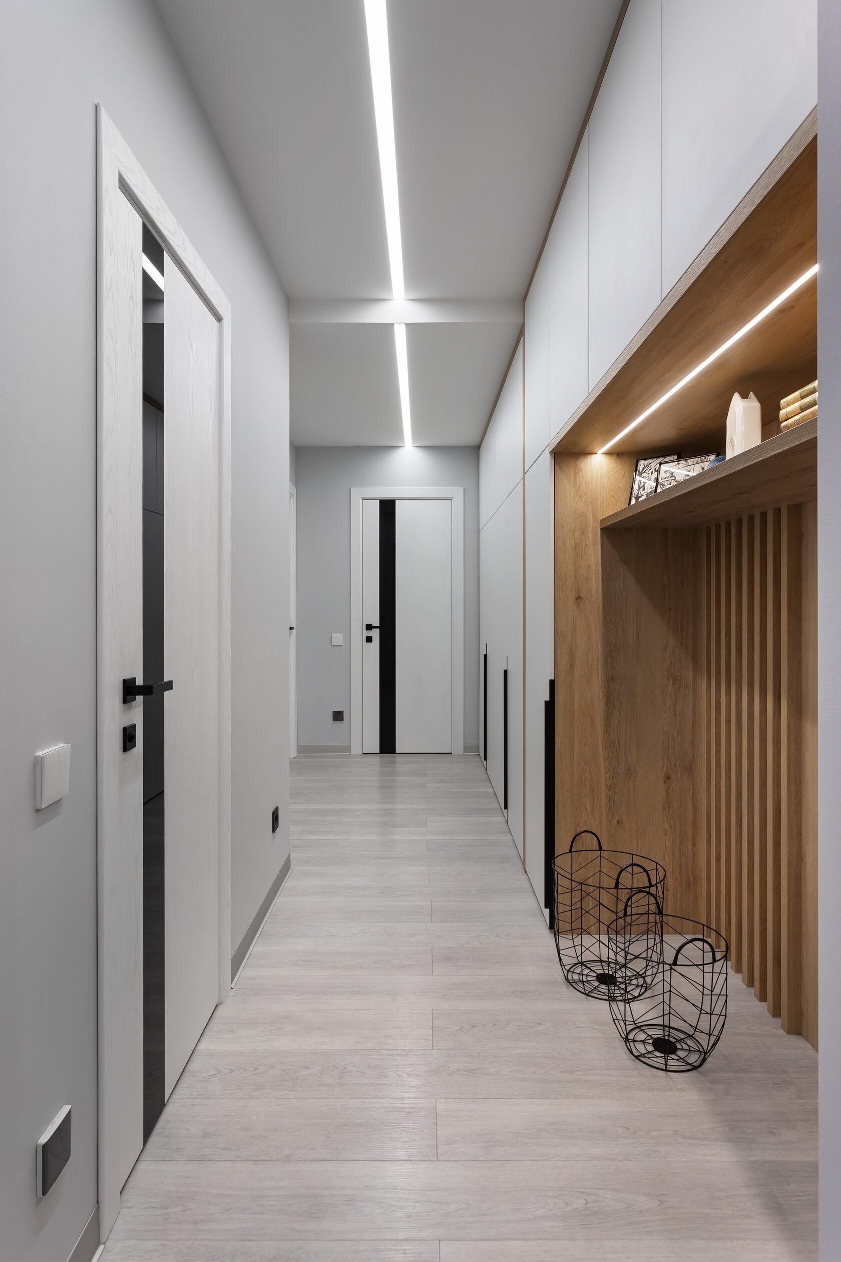 Интерьер коридора с рейками с подсветкой, подсветкой настенной, подсветкой светодиодной и с подсветкой
