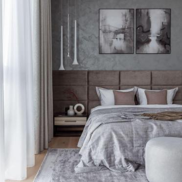 Интерьер спальни с картинами над камином  смотреть на Basicdecor