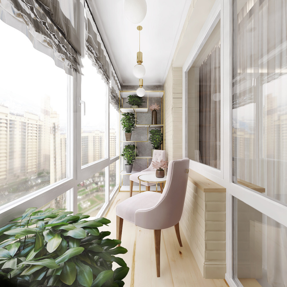 Интерьер балкона с балконом и панорамными окнами в неоклассике
