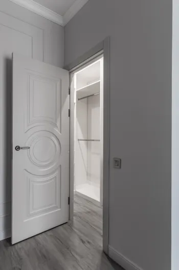 Интерьер с зеркалом на двери  смотреть на Basicdecor