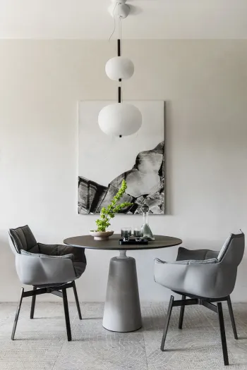 Интерьер столовой cветильниками над столом  смотреть на Basicdecor