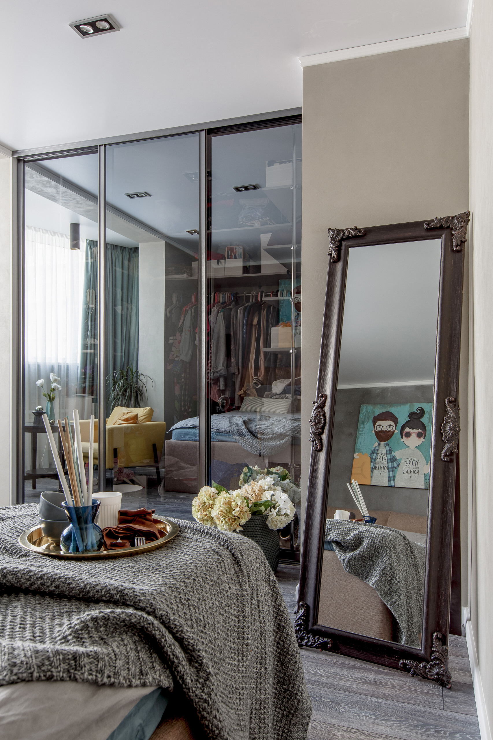 Интерьер спальни с зеркалом на двери в стиле лофт
