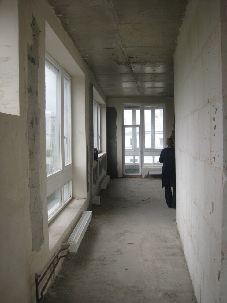 Интерьер коридора с балконом и панорамными окнами в неоклассике