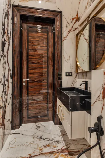 Интерьер ванной с зеркалом на двери  смотреть на Basicdecor