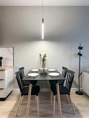 Интерьер кухни cветильниками над столом  смотреть на Basicdecor