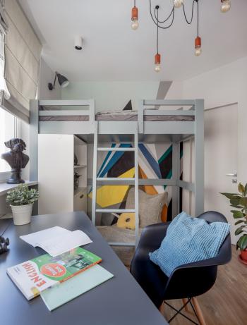 Интерьер детской c рабочим местом, с антресолью и кроватью под потолком в стиле лофт