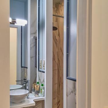 Интерьер ванной с зеркалом на двери  смотреть на Basicdecor
