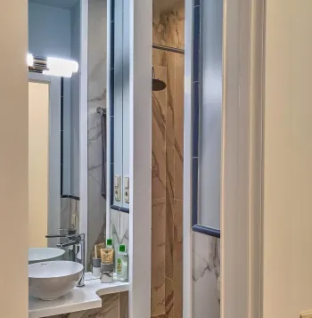 Интерьер ванной с зеркалом на двери  смотреть на Basicdecor