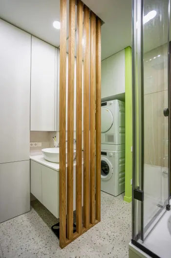 Интерьер ванной с зонированием рейками  смотреть на Basicdecor