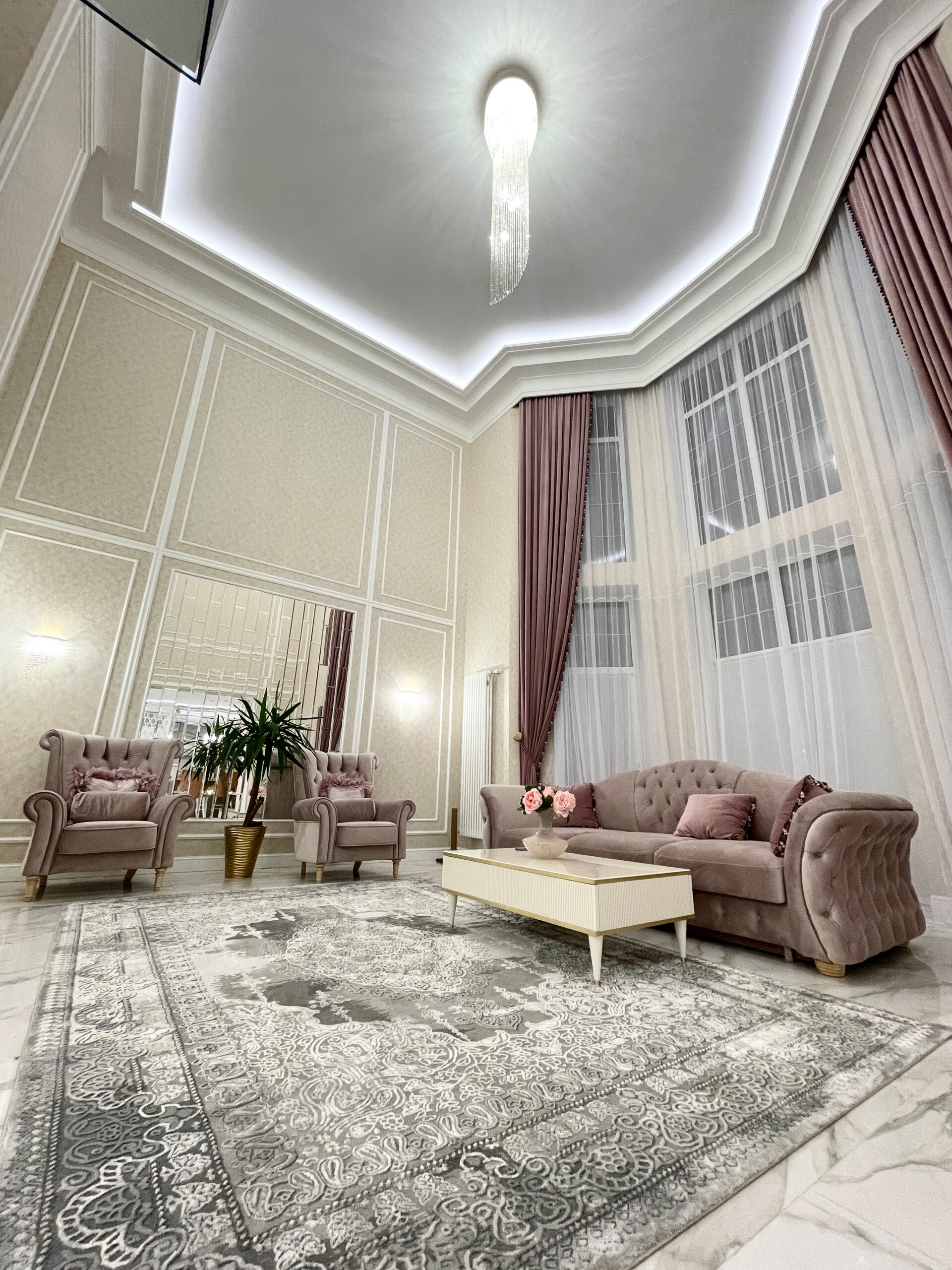 Интерьер гостиной с каретной стяжкой в современном стиле и готике