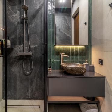 Интерьер ванной с душевой из плитки  смотреть на Basicdecor