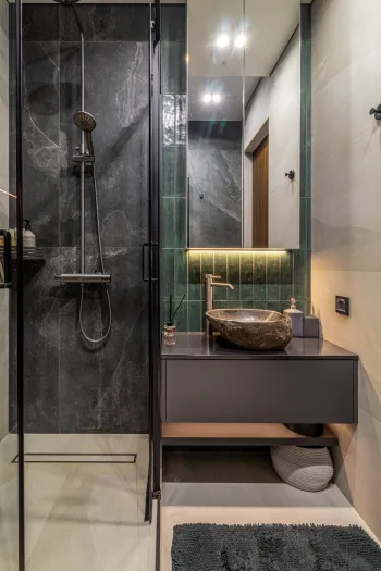 Интерьер ванной с душевой из плитки  смотреть на Basicdecor