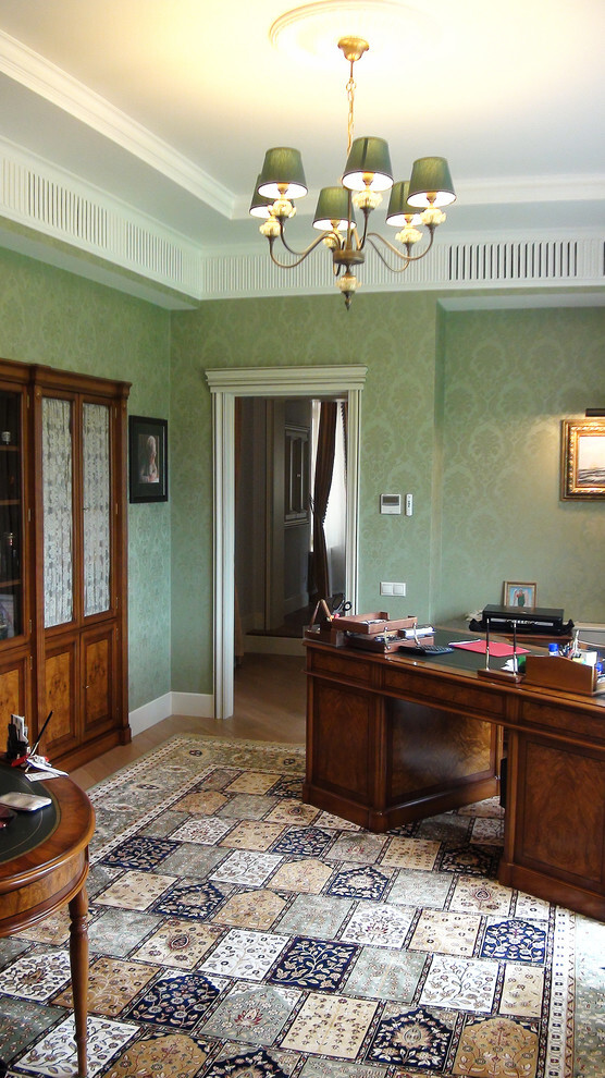 Интерьер кабинета c рабочим местом и с кабинетом в классическом стиле