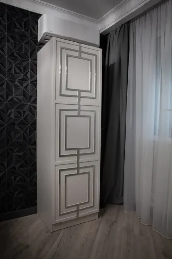 Интерьер гостиной с шкафом у кровати  смотреть на Basicdecor