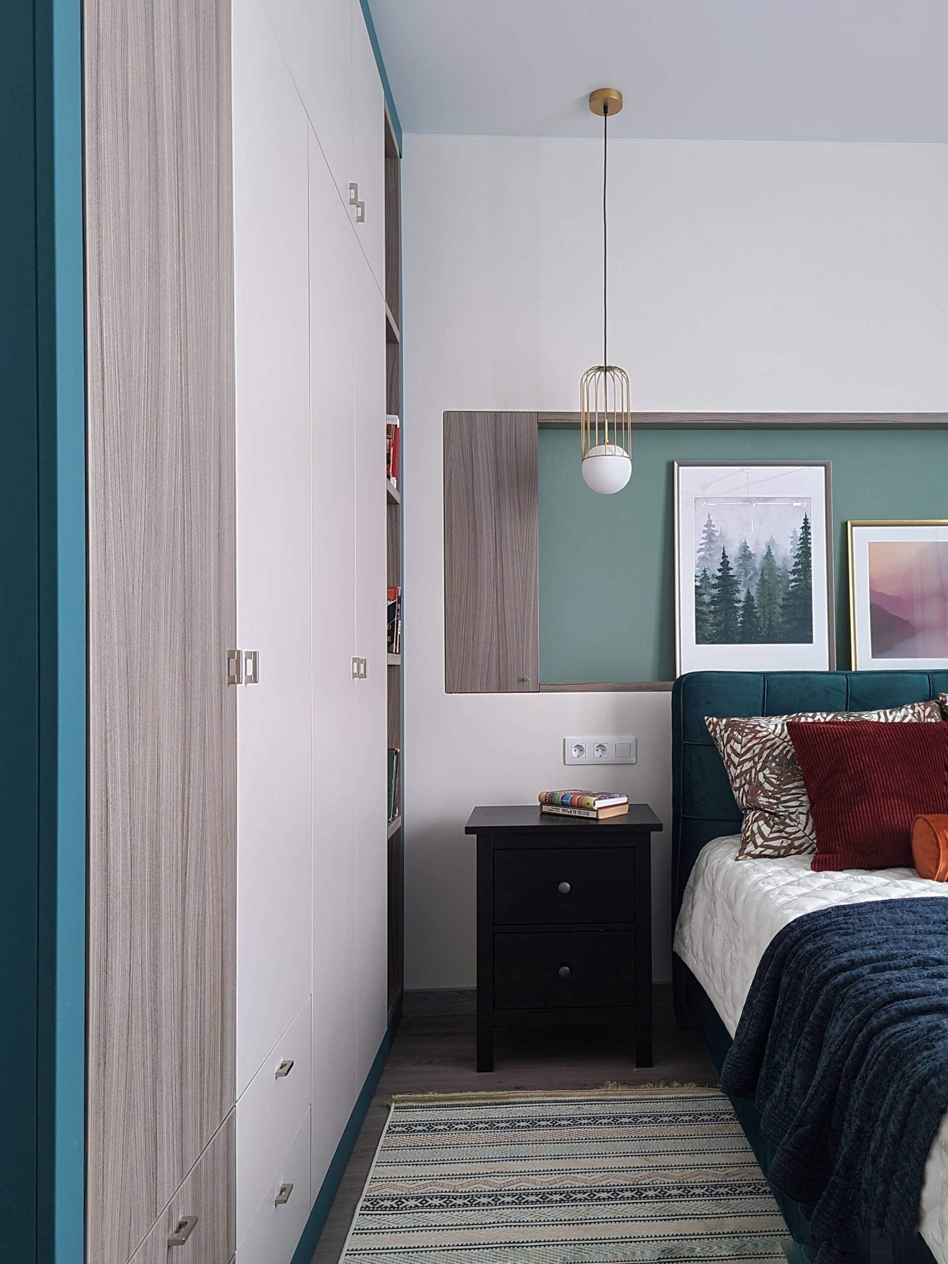Интерьер спальни с шкафом над кроватью и шкафом у кровати в современном стиле