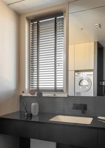 Интерьер ванной с жалюзи и дверными жалюзи  смотреть на Basicdecor
