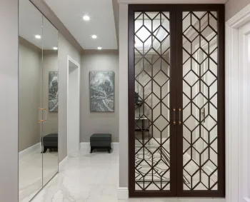 Интерьер прихожей с зеркалом на двери в неоклассике смотреть на Basicdecor