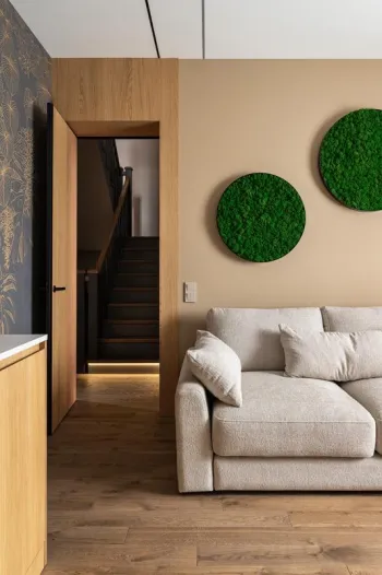 Интерьер гостиной с искусственным газоном  смотреть на Basicdecor