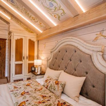 Интерьер спальни с в деревянном доме в стиле кантри смотреть на Basicdecor