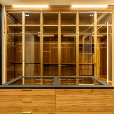 Интерьер с гардеробной, кладовкой, гардеробной зой кроватью и шкафом у кровати  смотреть на Basicdecor